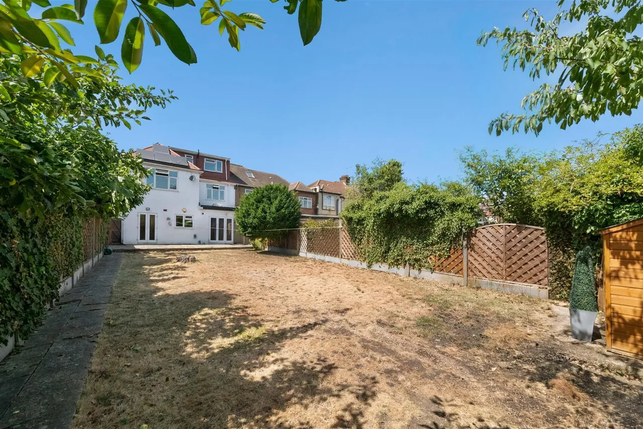 Dorset Avenue, Norwood Green, photo 19