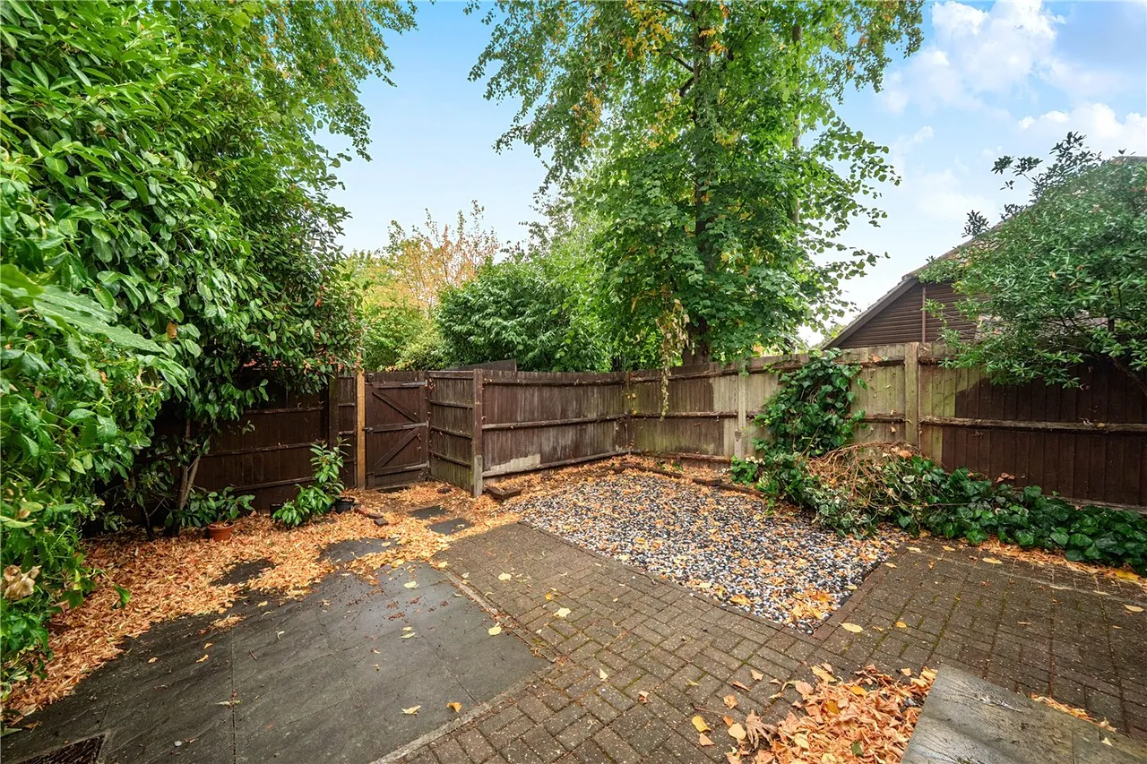 Fairholme Gardens, Farnham, Surrey, GU9, photo 2