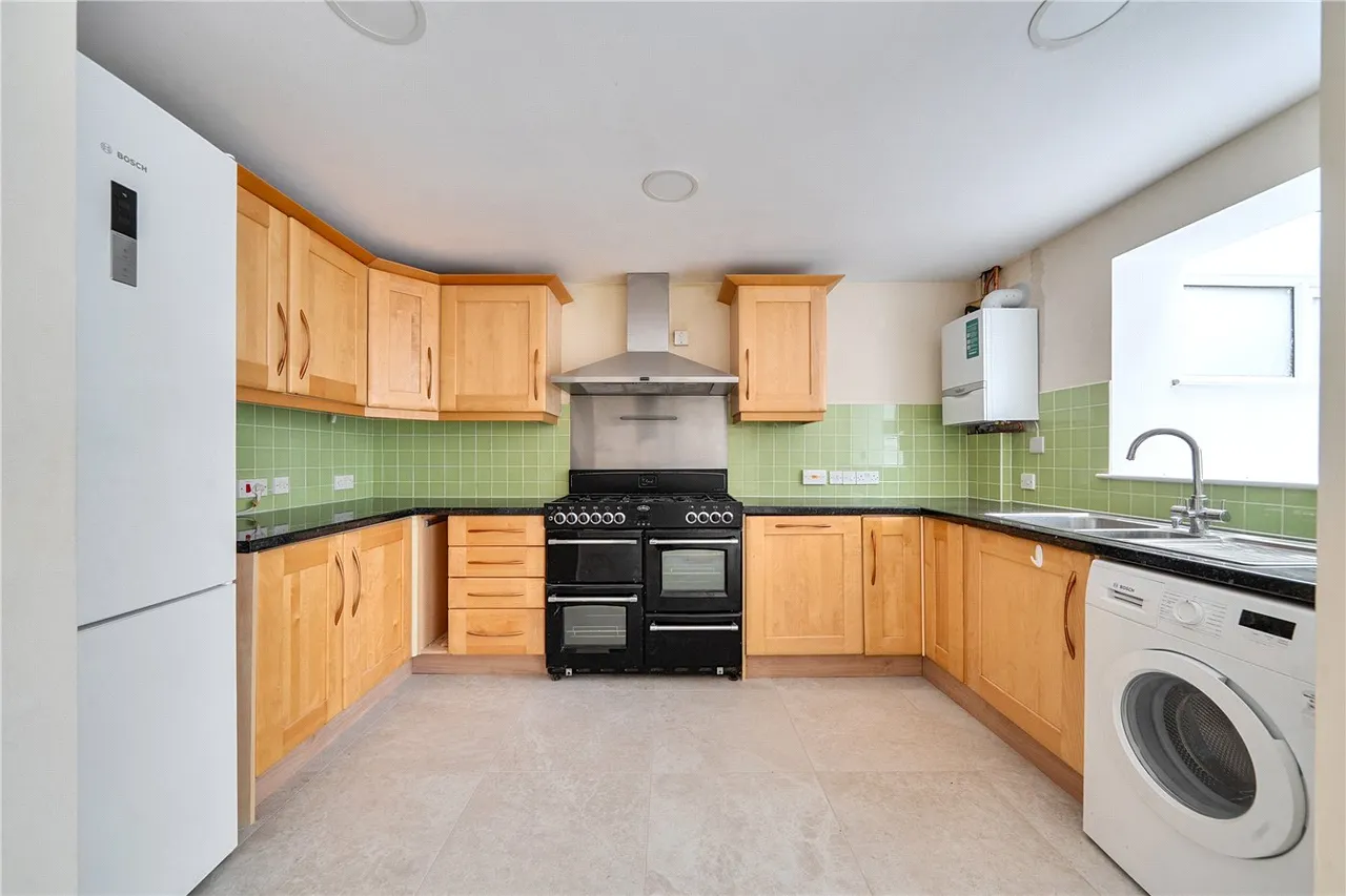 Fairholme Gardens, Farnham, Surrey, GU9, photo 10