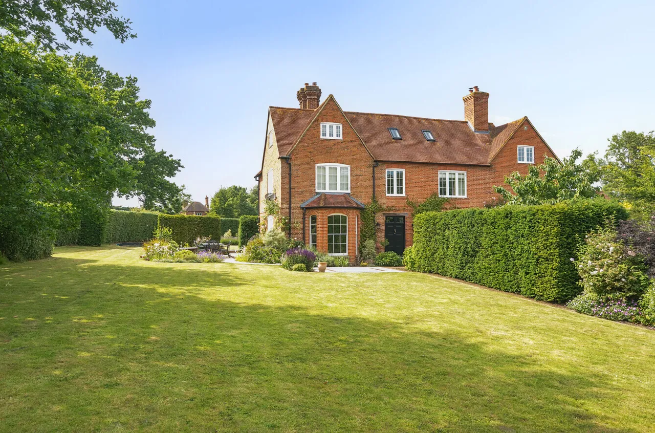 5 bed property for sale, Sutton Park, Sutton Green, GU4