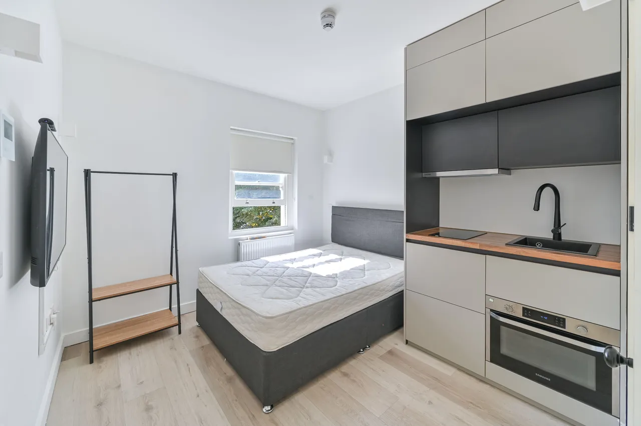 flat to rent — 218 The Antigallican, 428 Woolwich Road