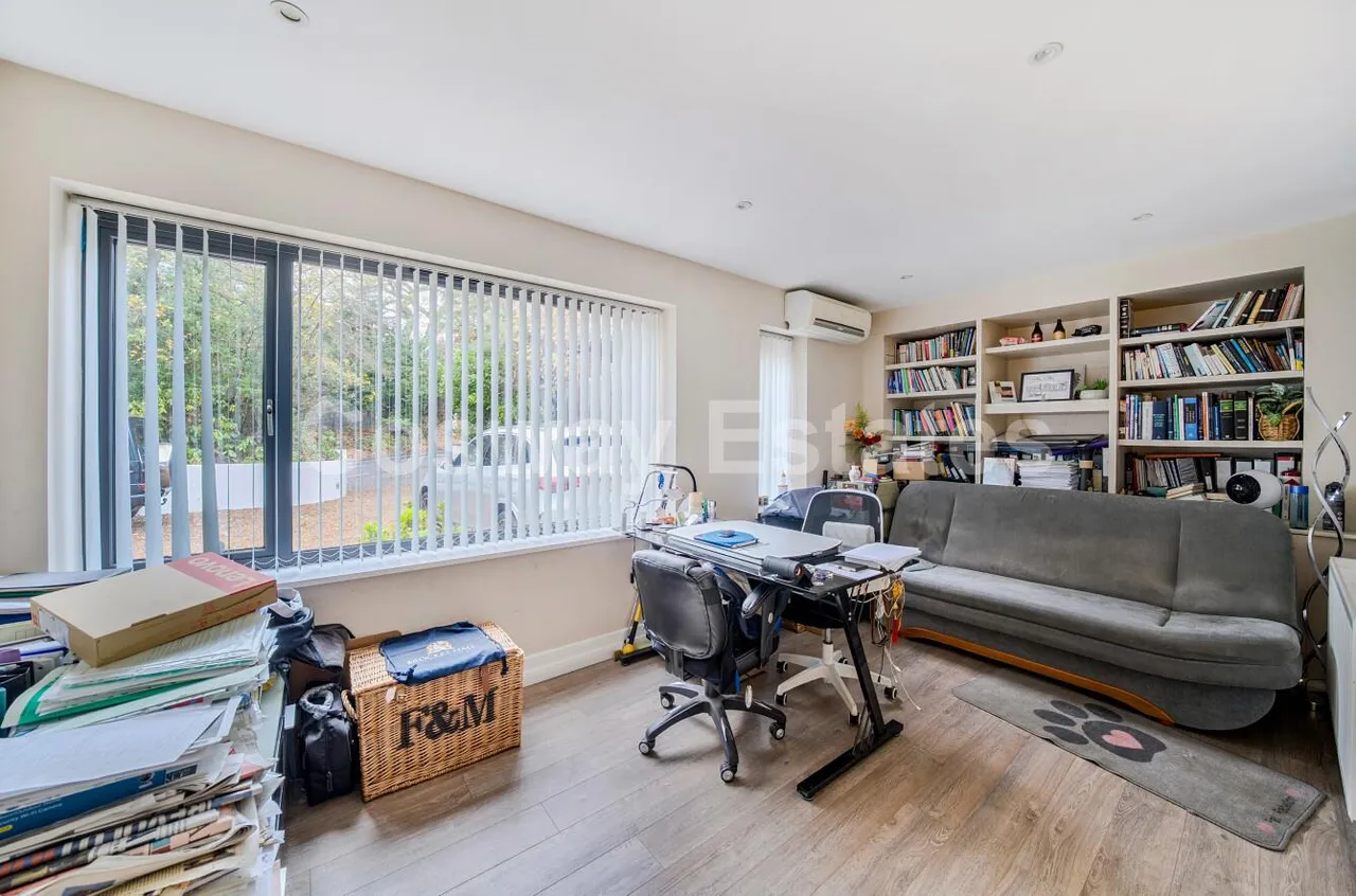 Hendon Wood Lane, Mill Hill, NW7, London, photo 5