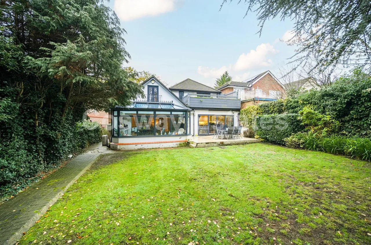 Hendon Wood Lane, Mill Hill, NW7, London, photo 2