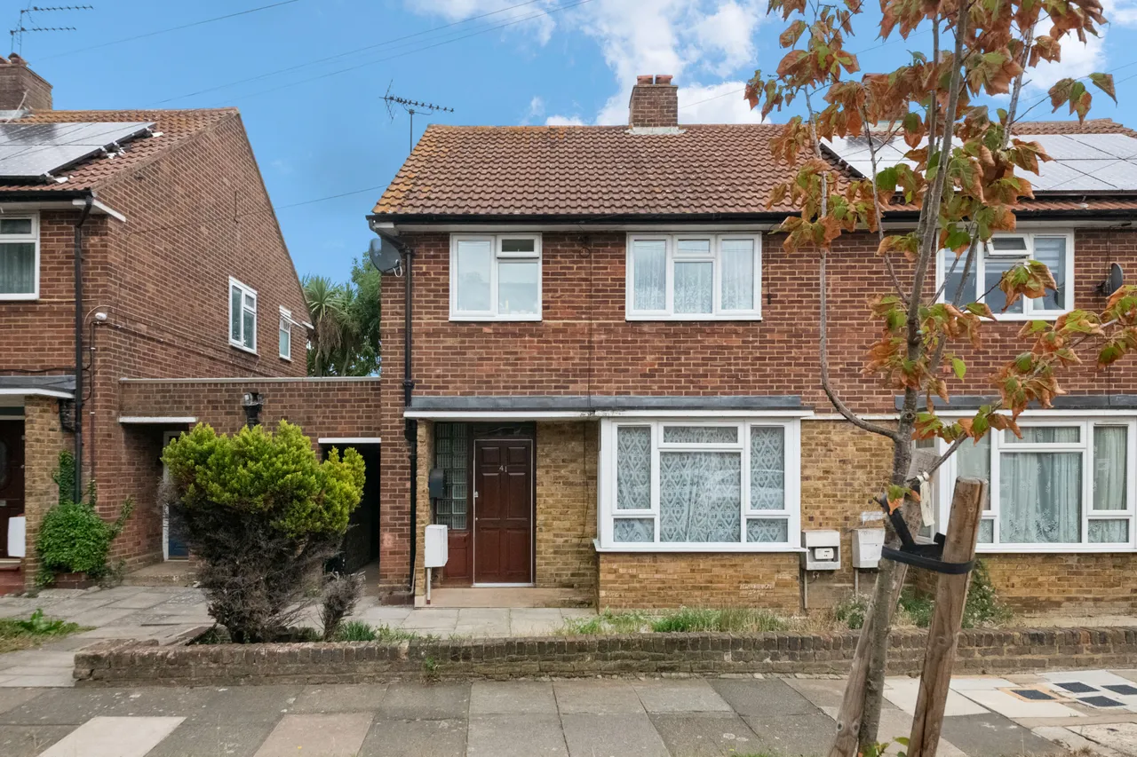 1 bed flat for sale, Darwin Drive, Southall, UB1