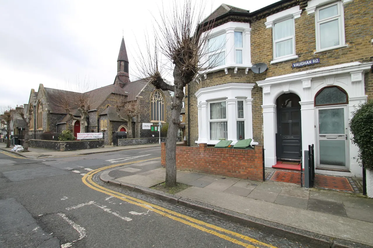 3 bed flat for sale, Vaughan Road, London