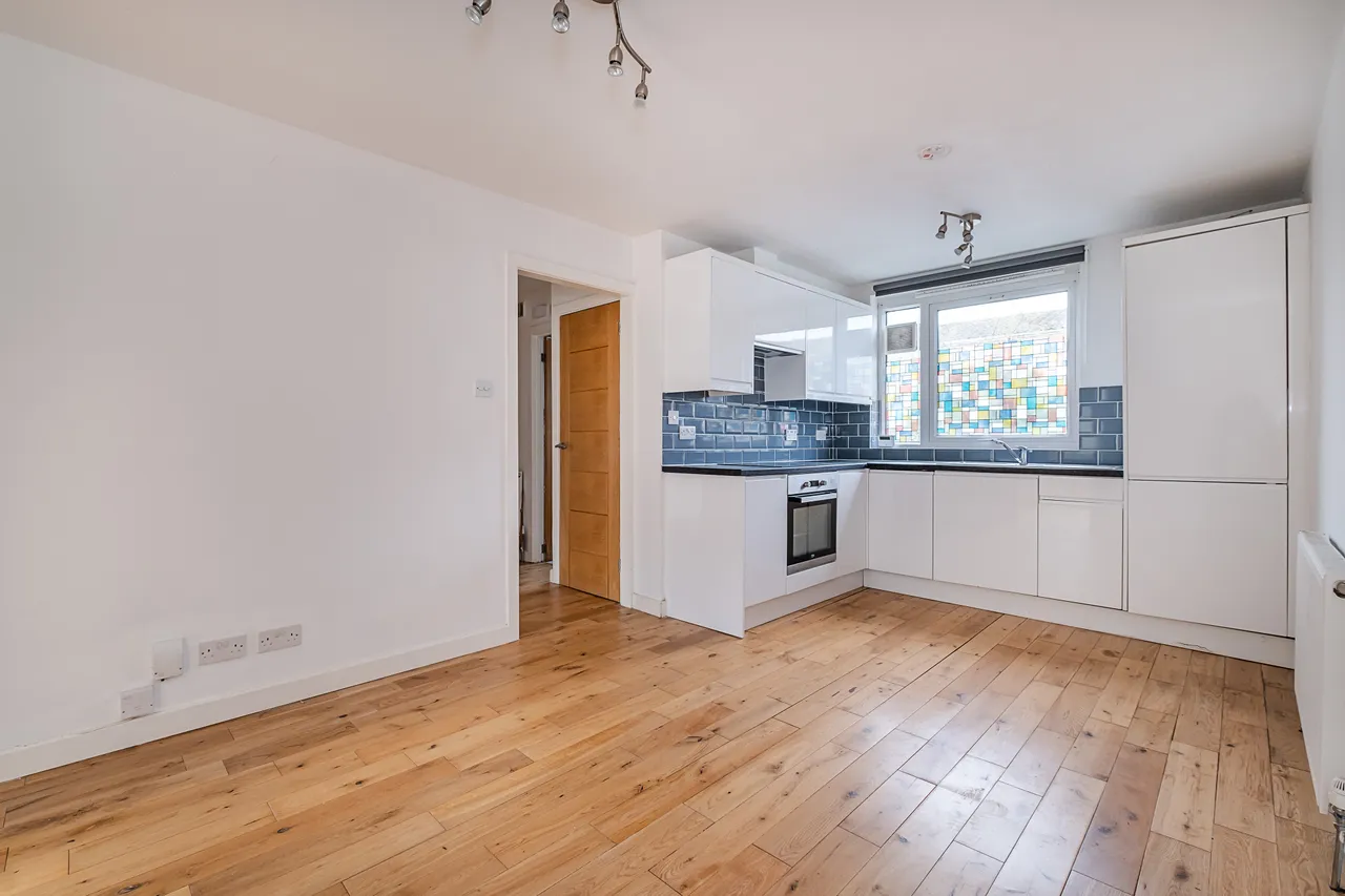 2 bed flat for sale — Waverton Road, London, SW18
