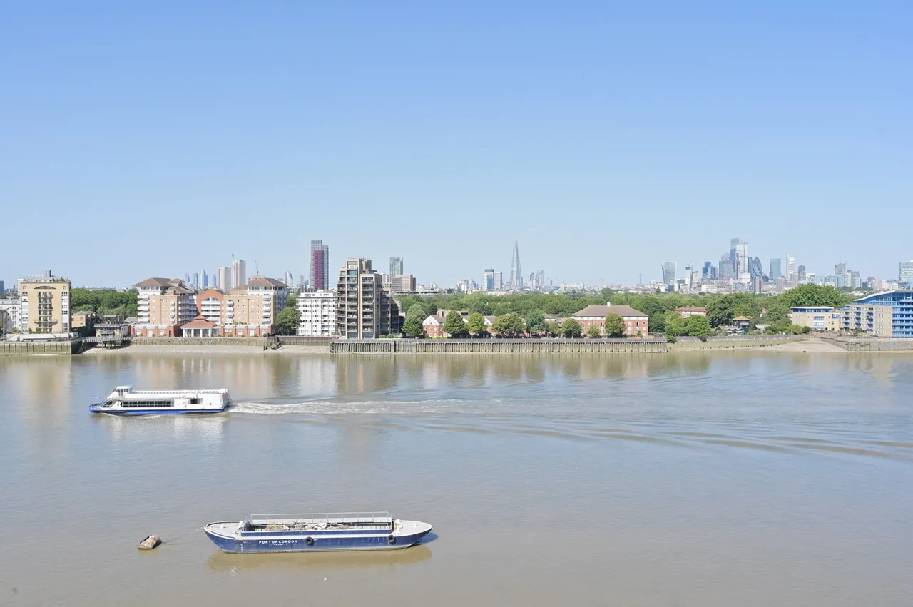 2 bed flat for sale — 49 Ocean Wharf, 60 Westferry Road, London