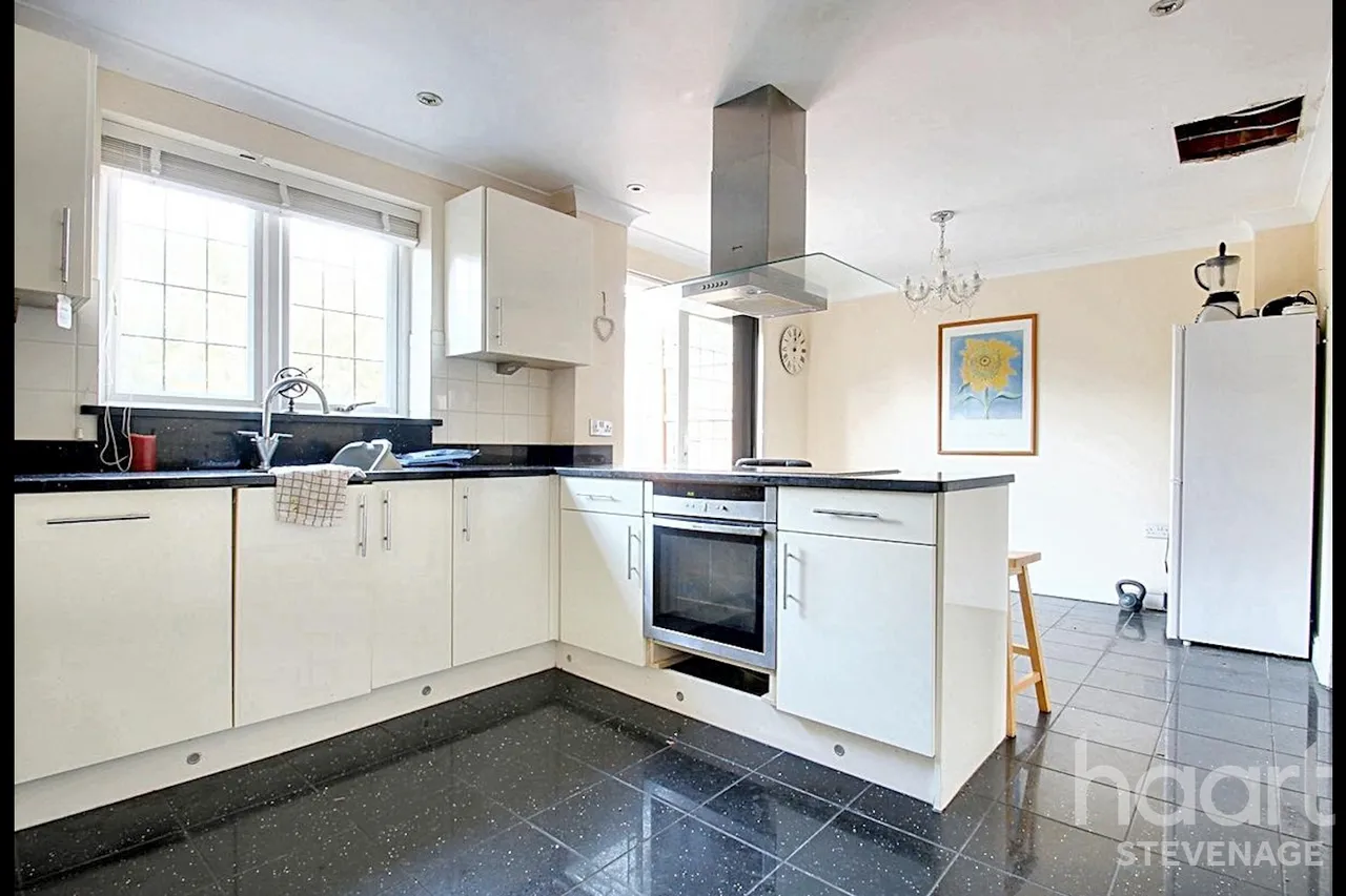 The Lawns, Stevenage, SG2, photo 9