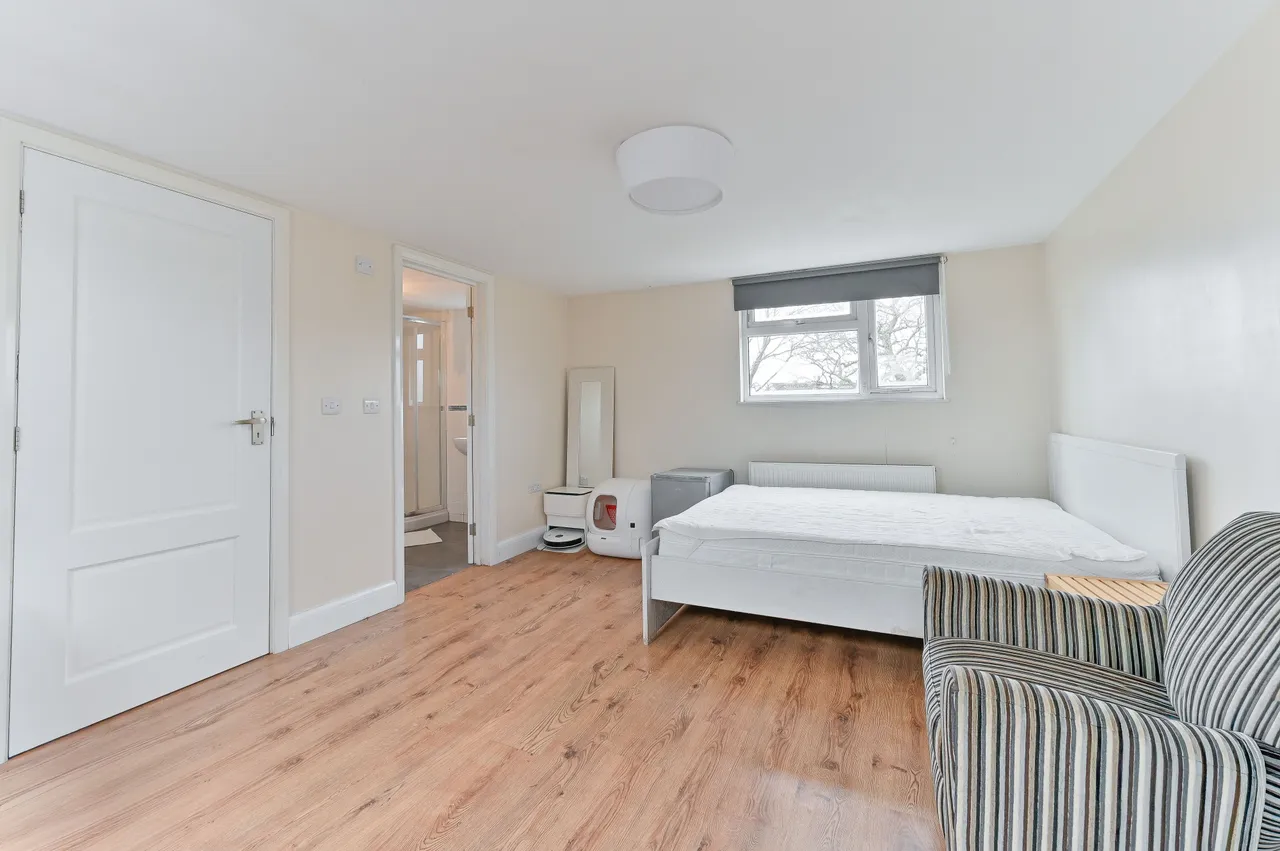 25 Barton Green, New Malden, photo 11