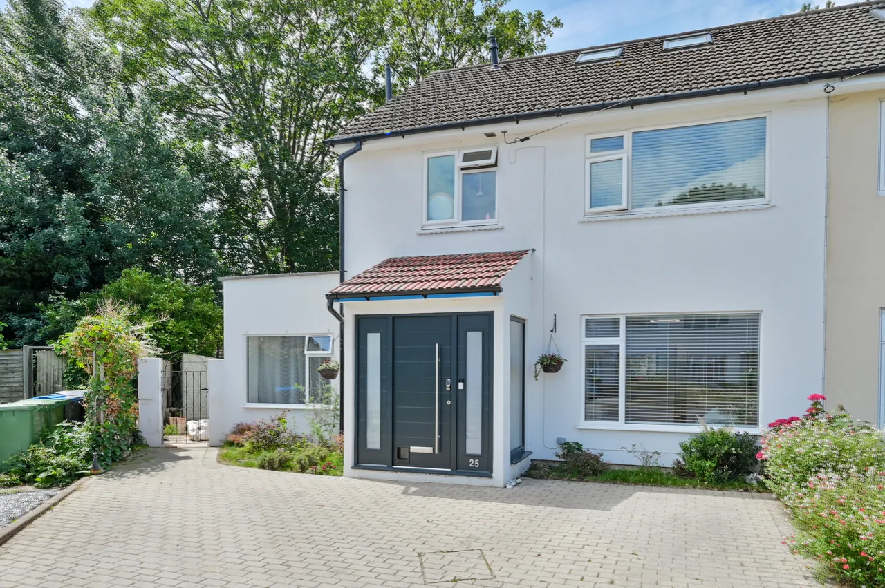 5 bed house for sale — 25 Barton Green, New Malden