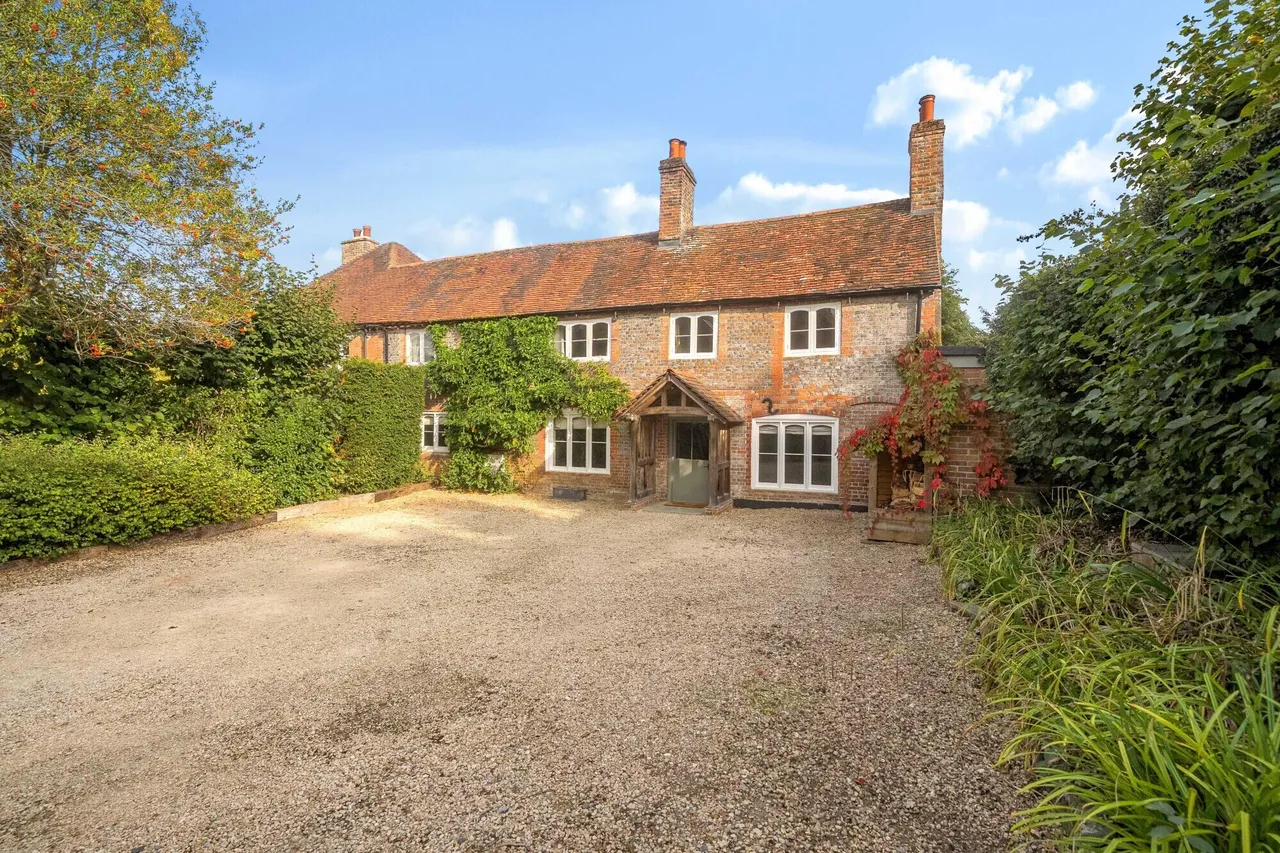 4 bed house for sale, Bath Road, Newbury, RG14