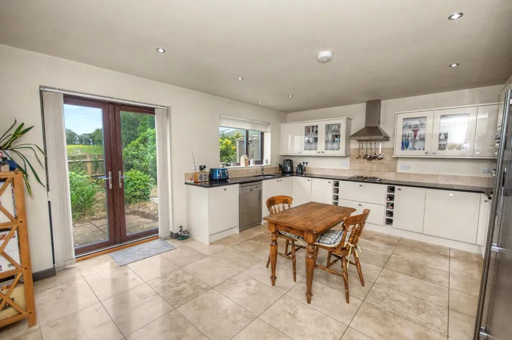 Wellingborough Road, Earls Barton, photo 6