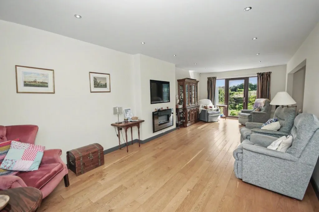 Wellingborough Road, Earls Barton, photo 3