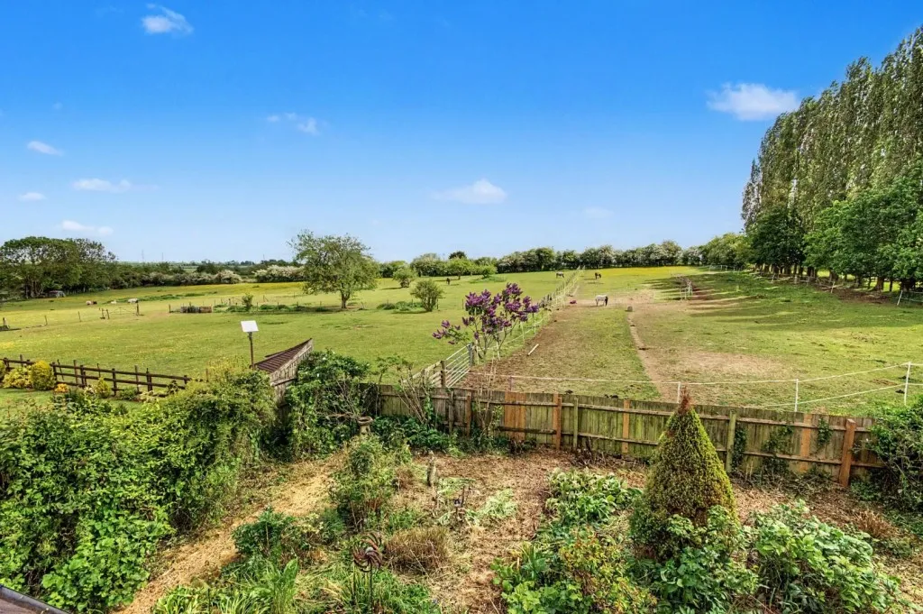Wellingborough Road, Earls Barton, photo 19