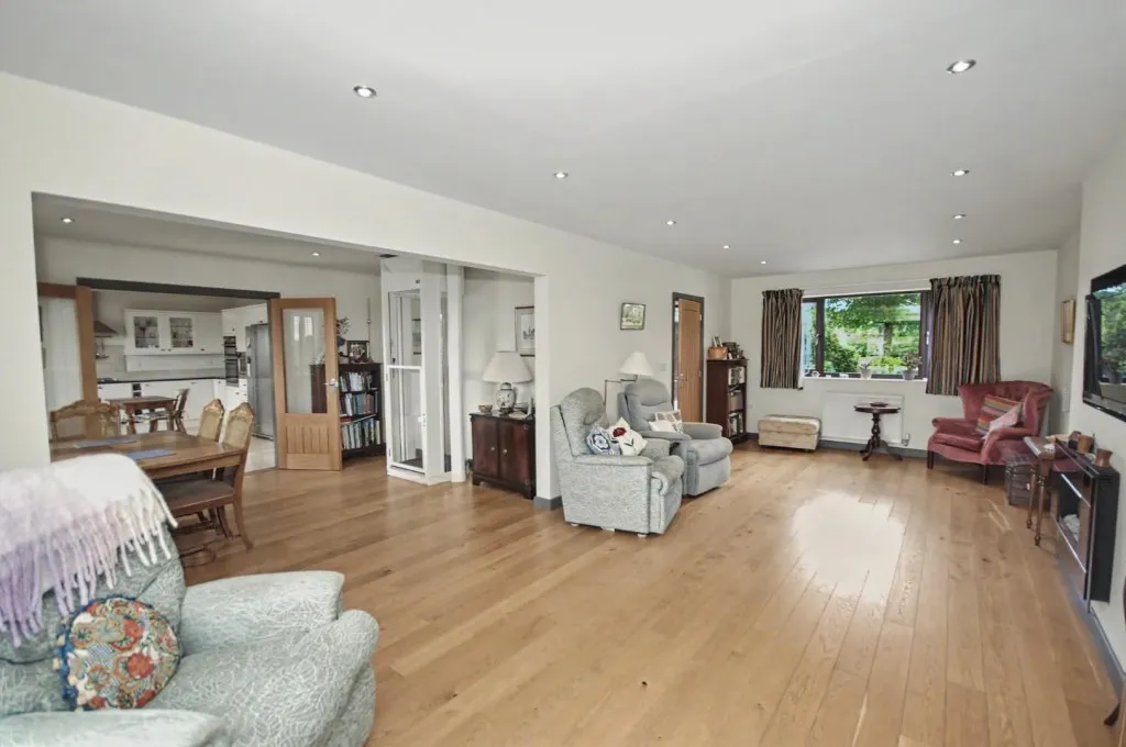 Wellingborough Road, Earls Barton, photo 4