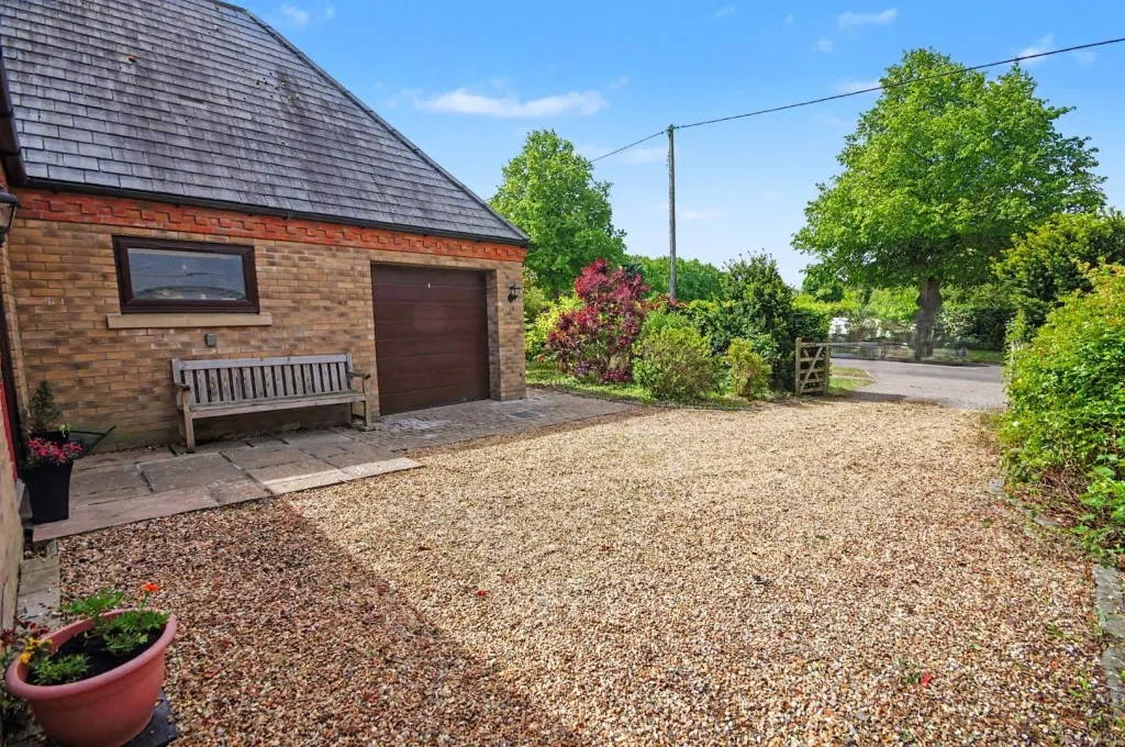 Wellingborough Road, Earls Barton, photo 22