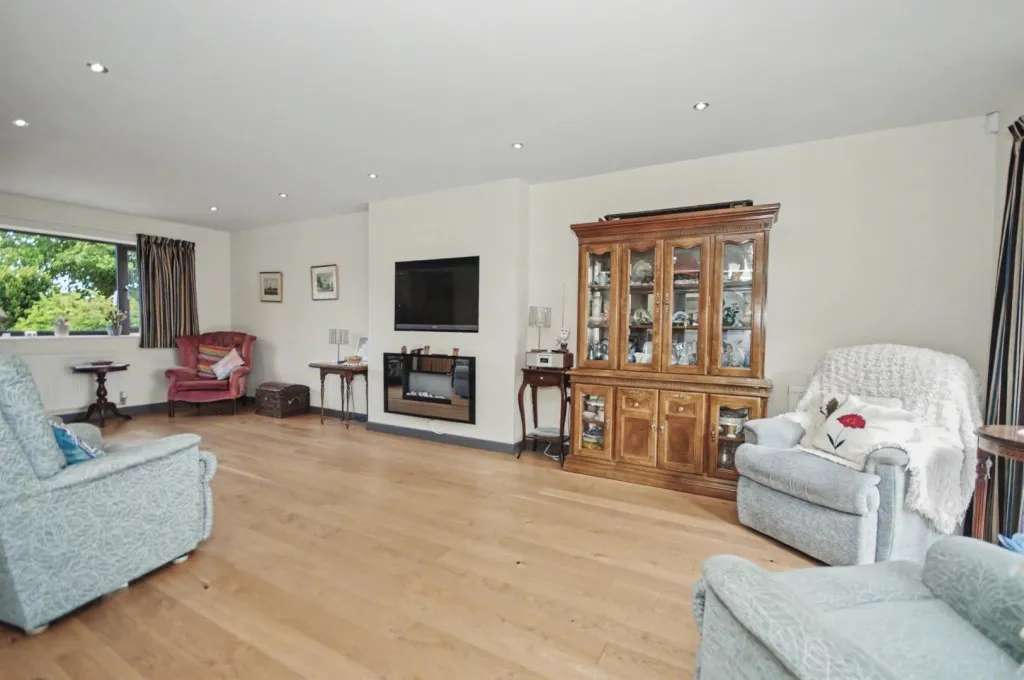 Wellingborough Road, Earls Barton, photo 5