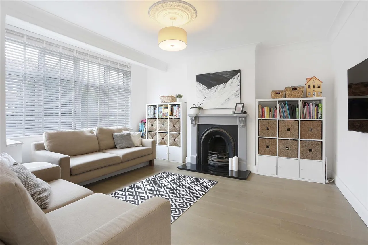 Elm Way, Worcester Park, KT4 8LT, photo 2