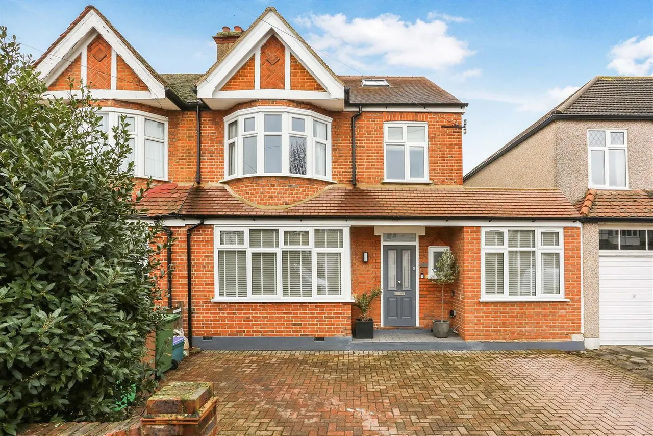5 bed house for sale — Elm Way, Worcester Park, KT4 8LT