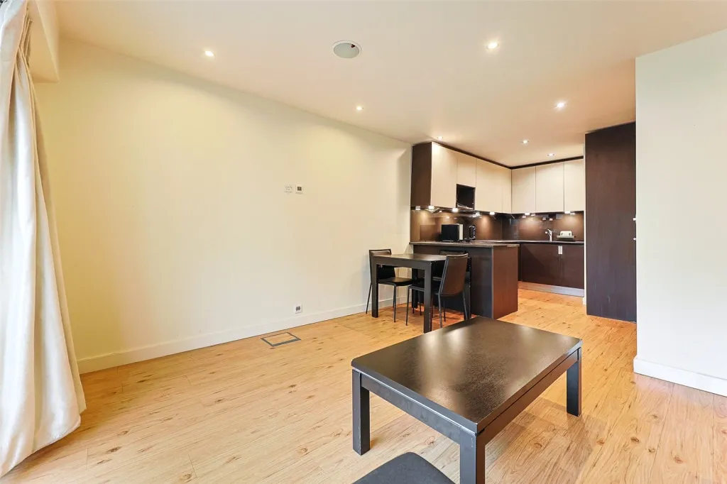 Heritage Avenue, Beaufort Park, NW9, photo 12