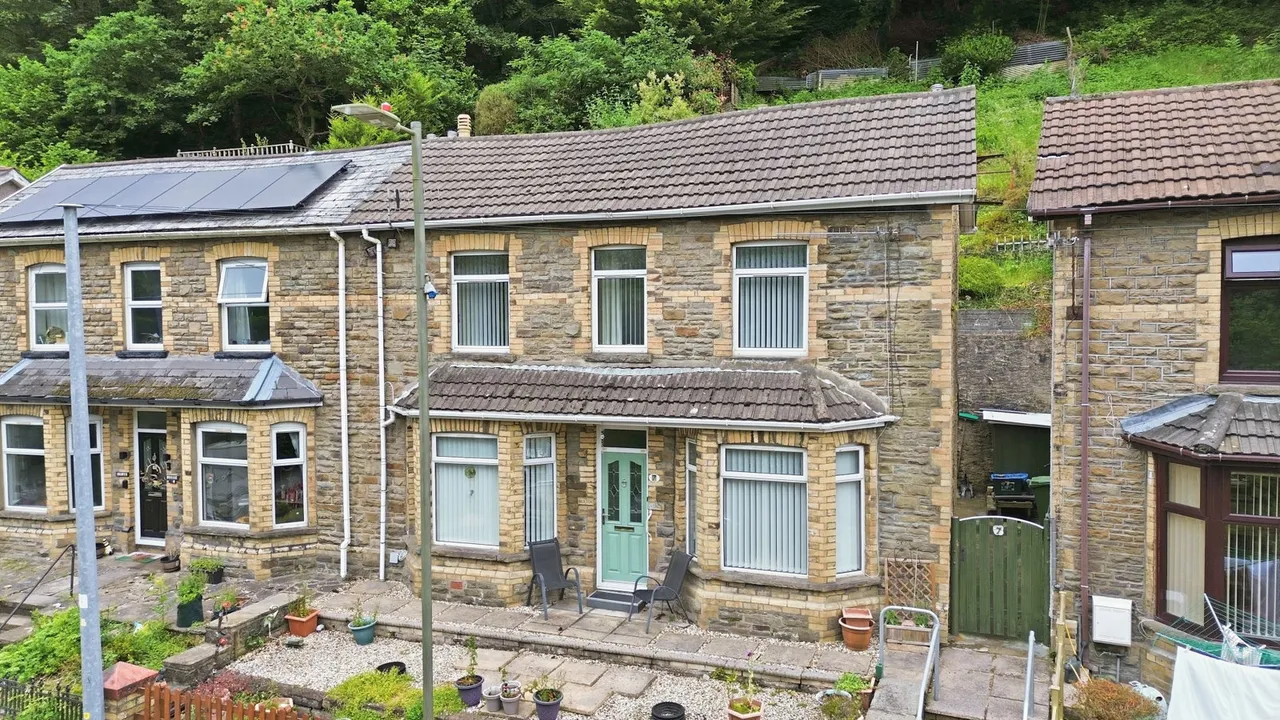 3 bed house for sale — Newport Road, Cwmcarn