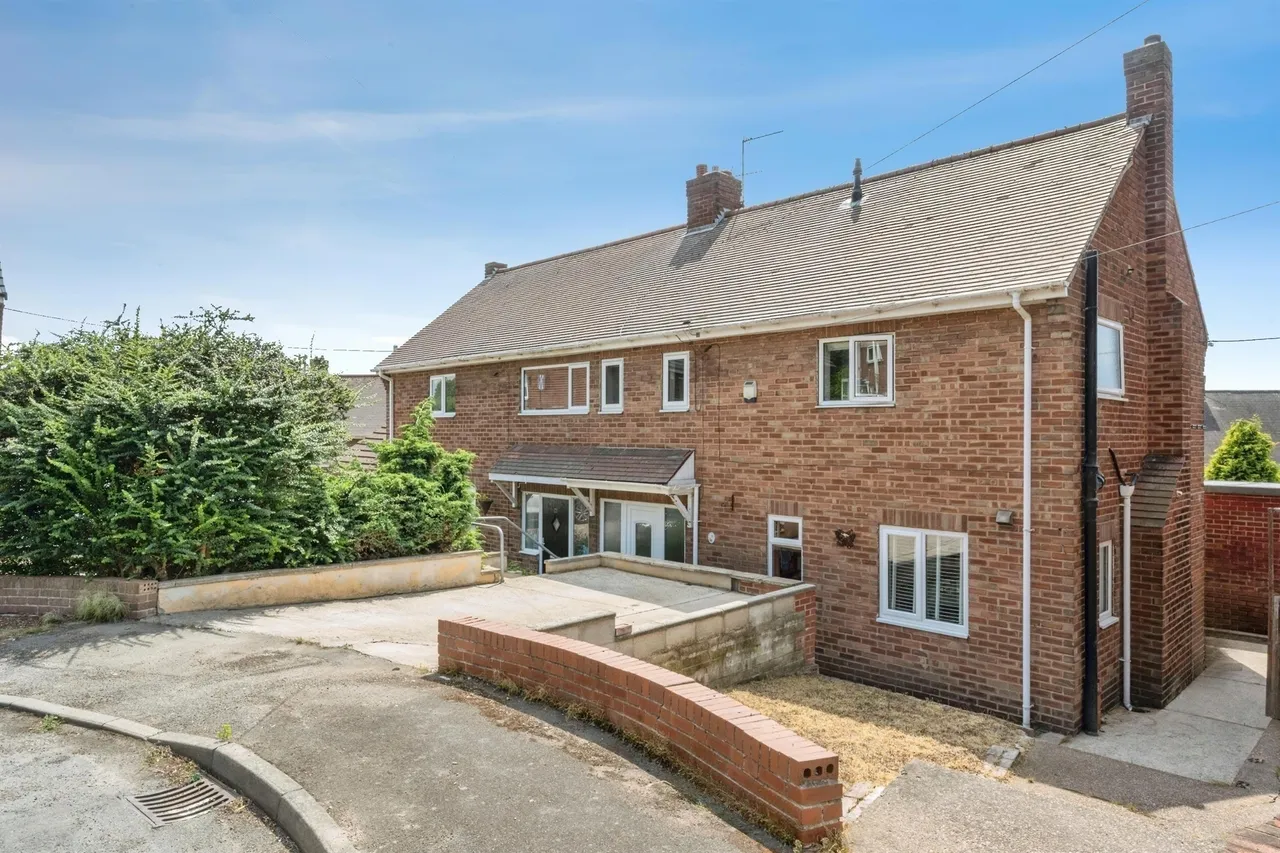 3 bed house for sale — Almond Close, Maltby, Rotherham