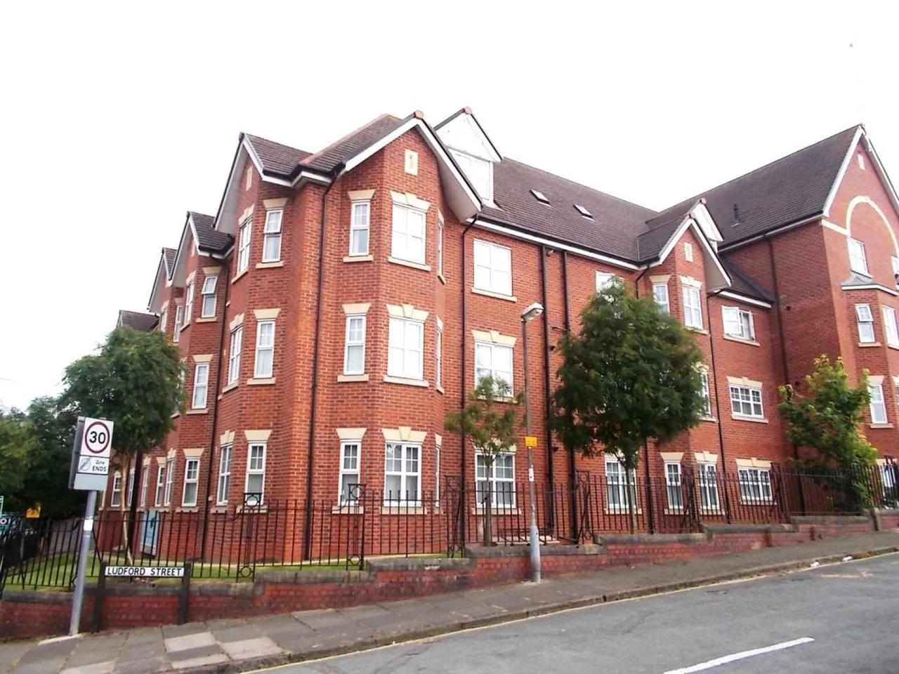 2 bed flat to rent — Ludford Court, Crewe