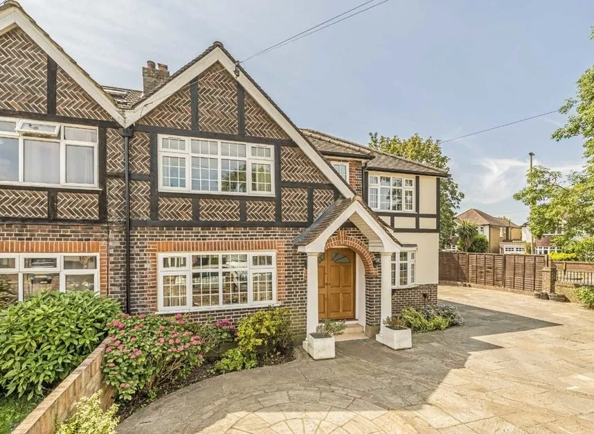 5 bed house to rent — Hampton Court Avenue, East Molesey, KT8