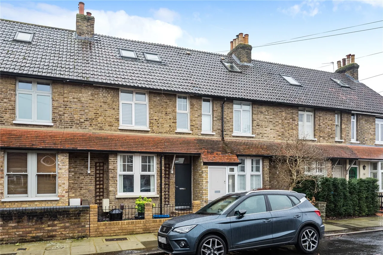 4 bed house for sale — Priory Road, Hampton, TW12 2NR