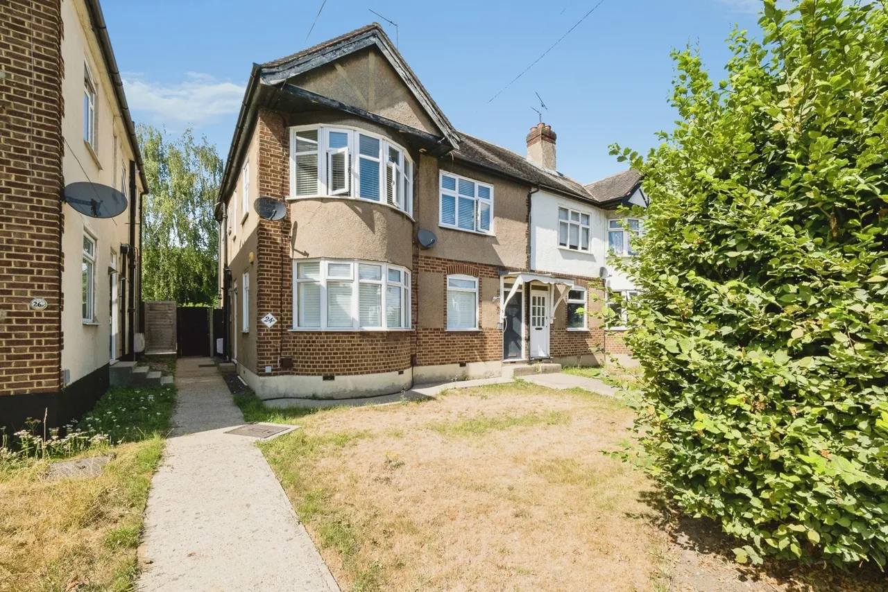 2 bed flat for sale — Granton Avenue, Upminster, RM14