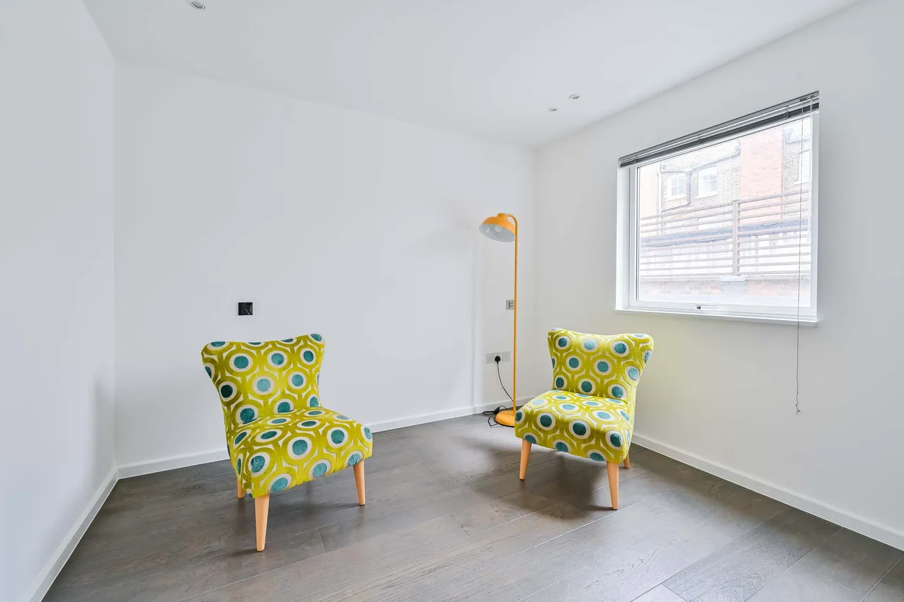 London, W1T, photo 21