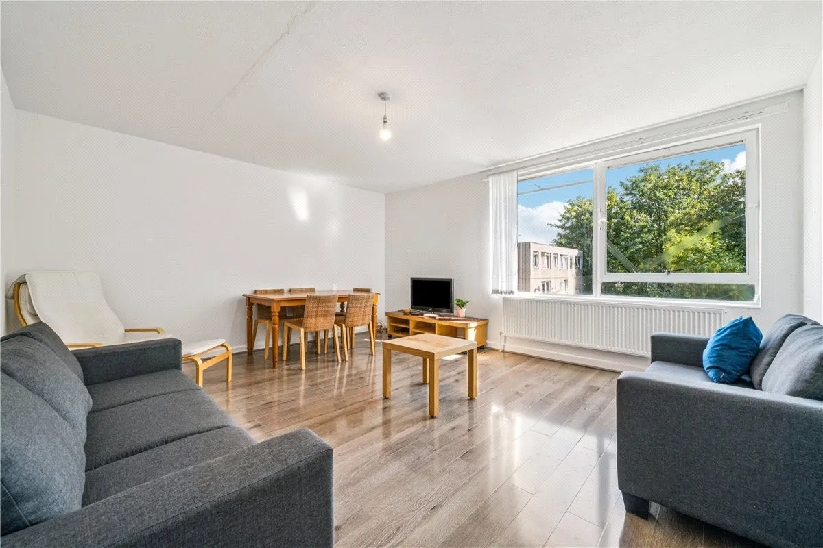 3 bed flat to rent, Carlton Drive, London, SW15