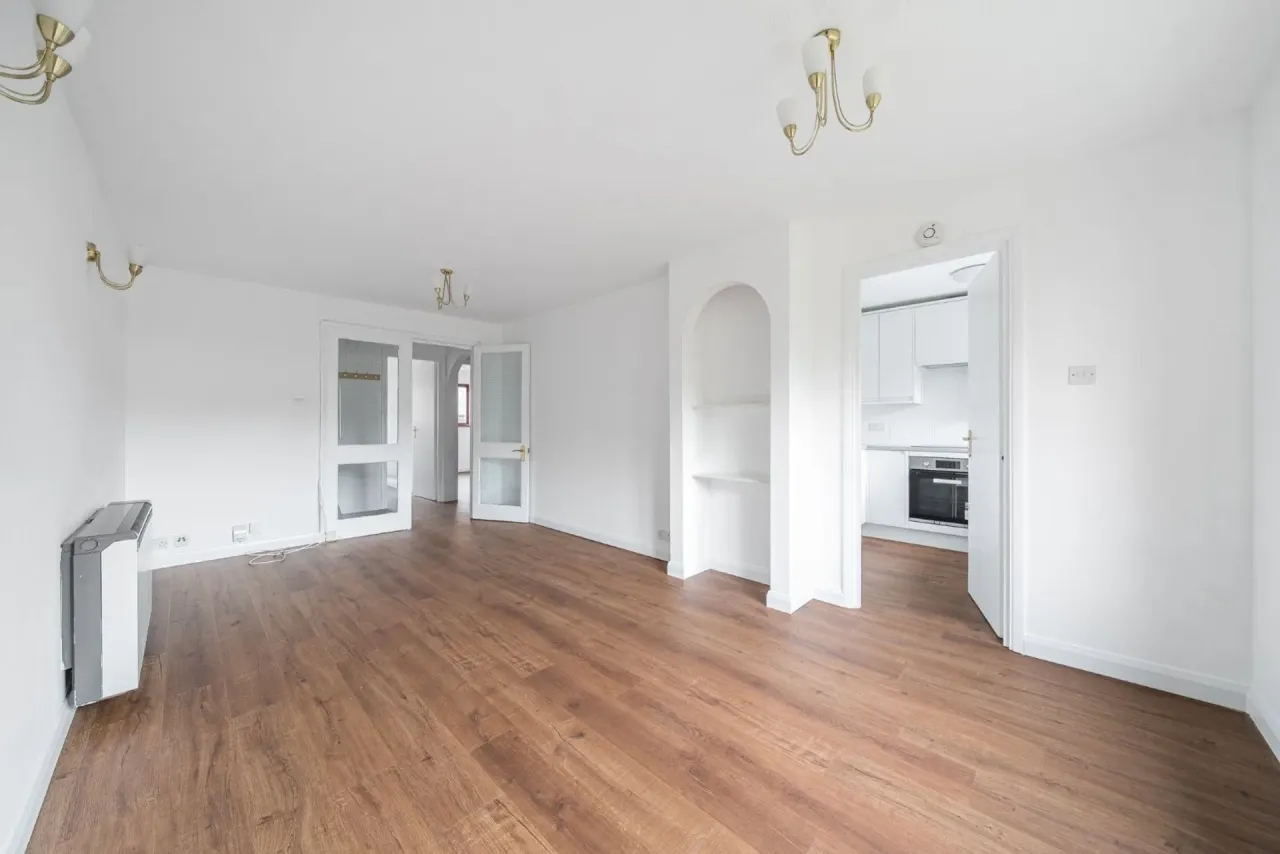 2 bed flat to rent, Cross Road, London, SW19