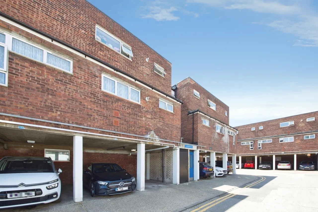 2 bed flat for sale — Folkestone Road, London, N18