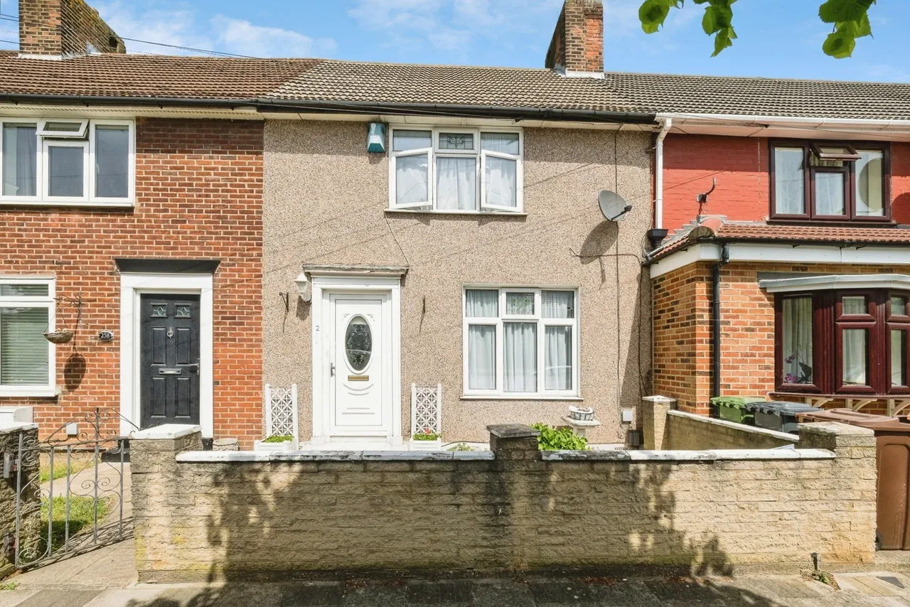 3 bed house for sale — Woodward Road, DAGENHAM, ESSEX, RM9