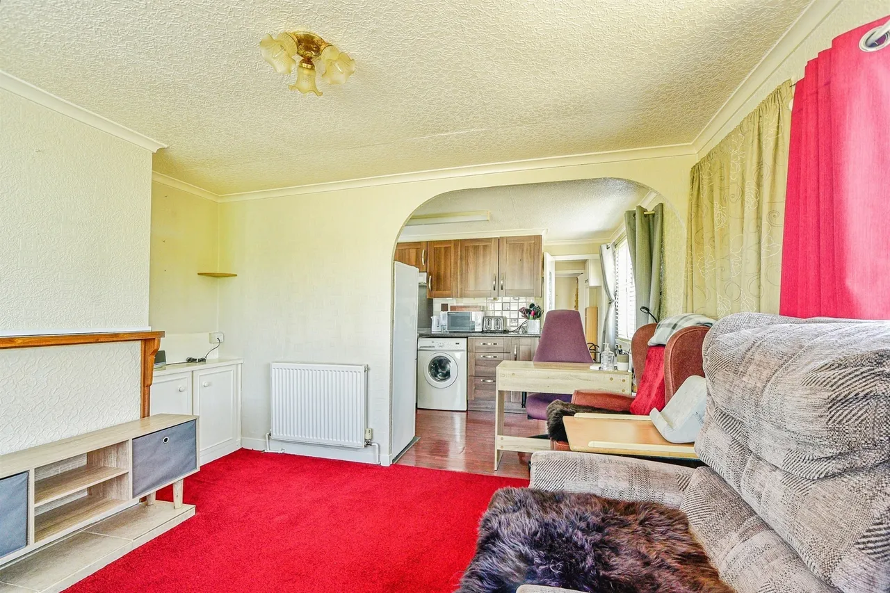 Manor Avenue, St. Johns Priory, Lechlade, photo 4