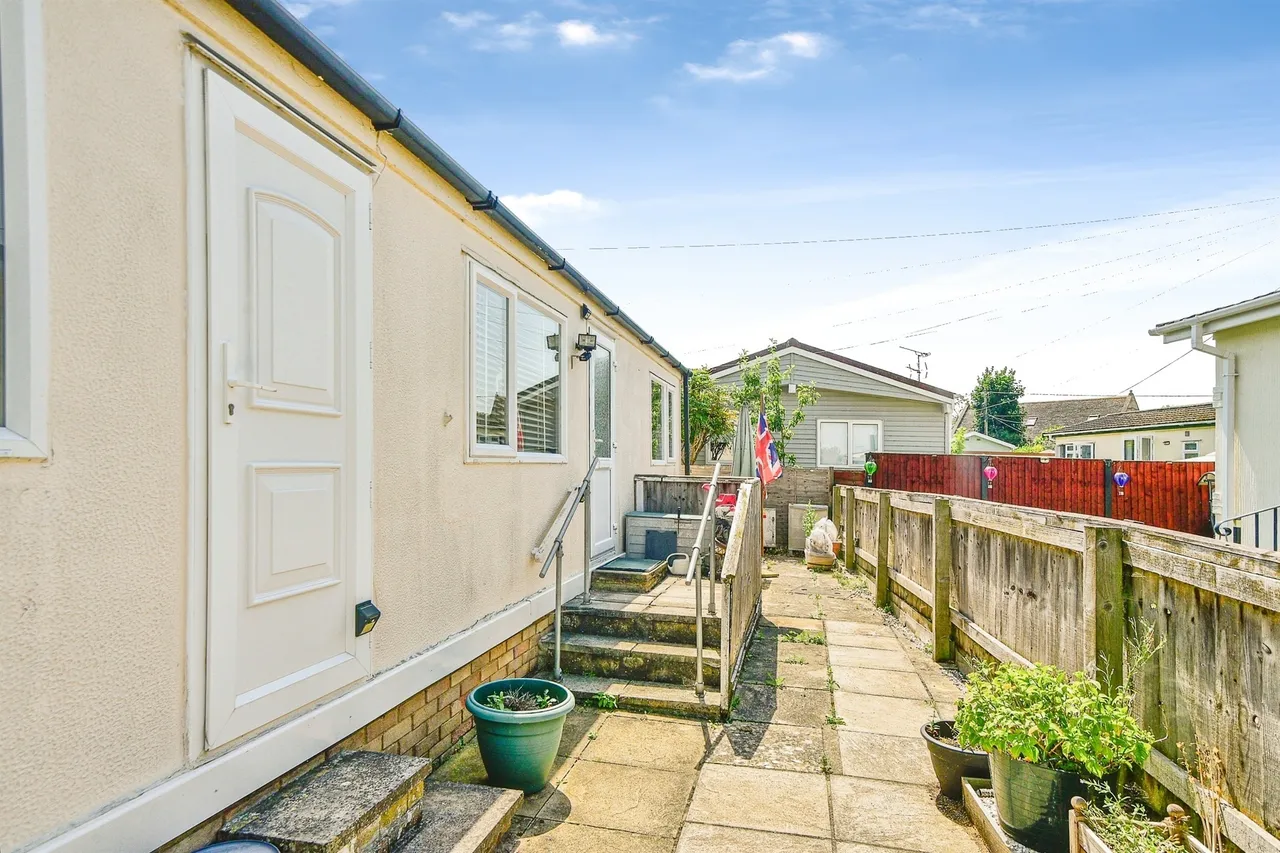 Manor Avenue, St. Johns Priory, Lechlade, photo 12