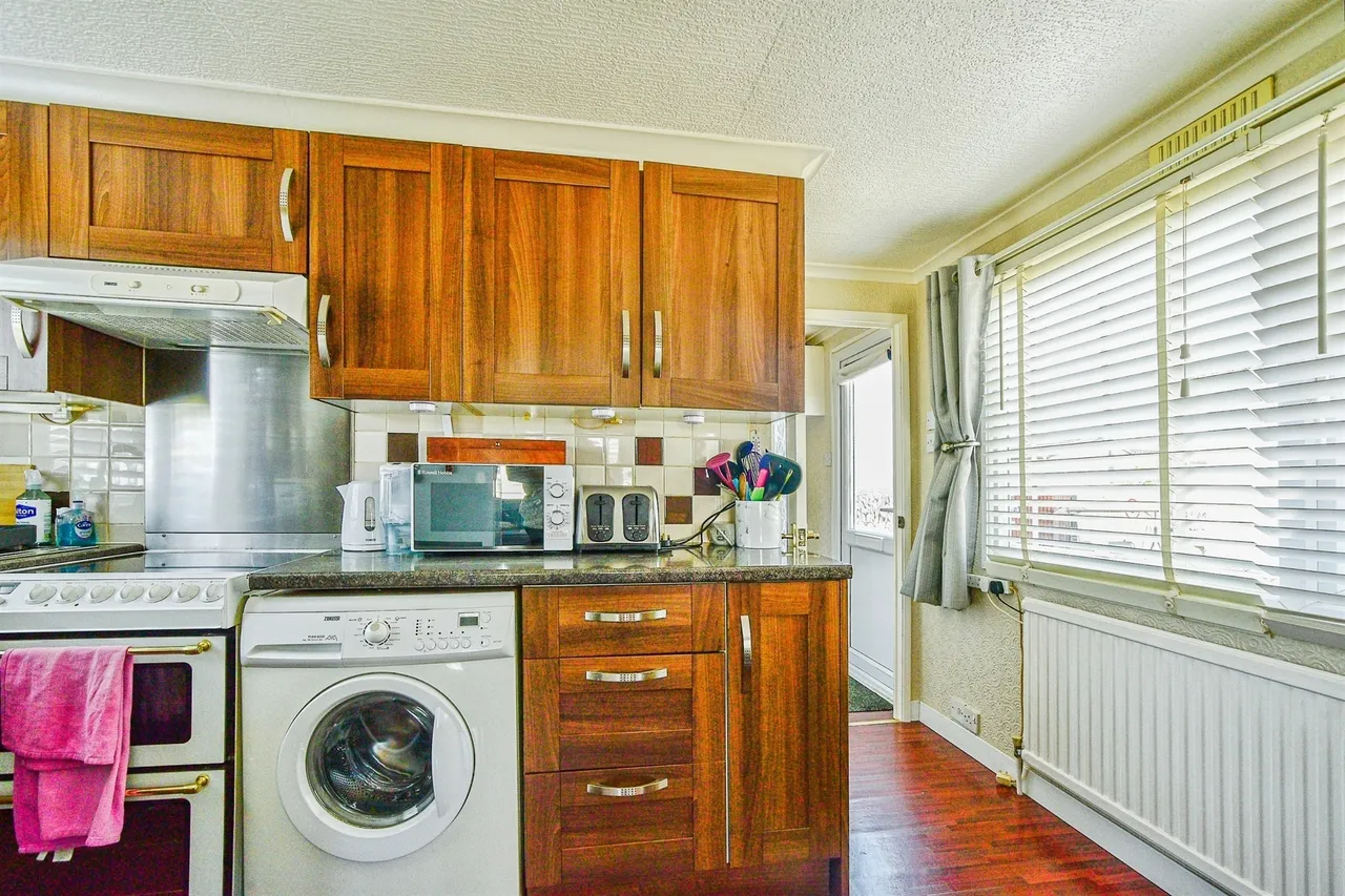 Manor Avenue, St. Johns Priory, Lechlade, photo 7