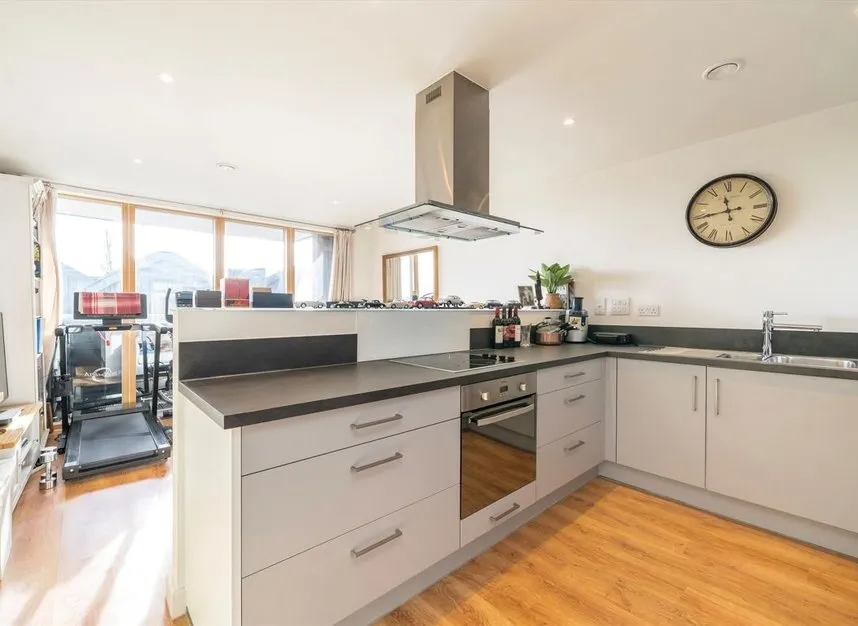 Kew Bridge Road, Brentford, TW8, photo 3