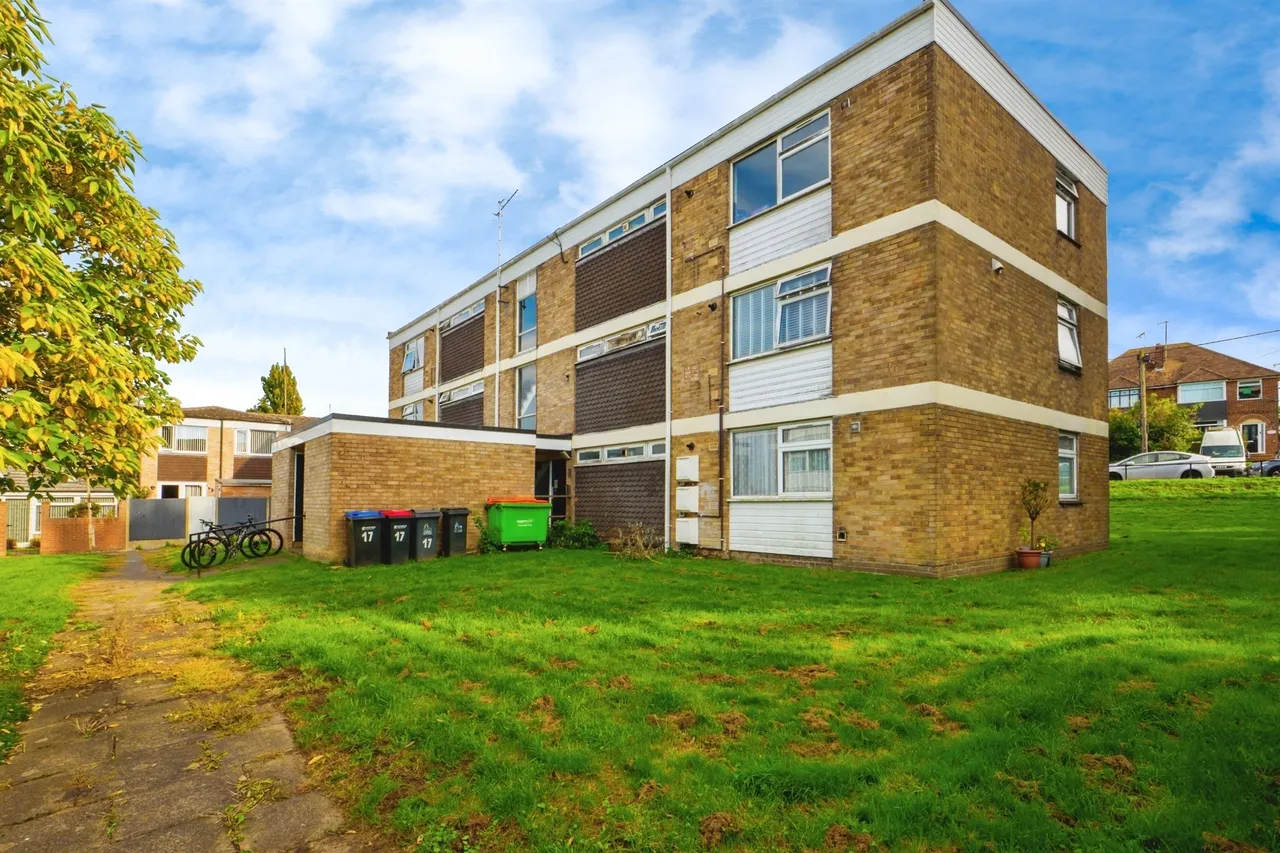 2 bed flat for sale — Strangers Lane, Canterbury