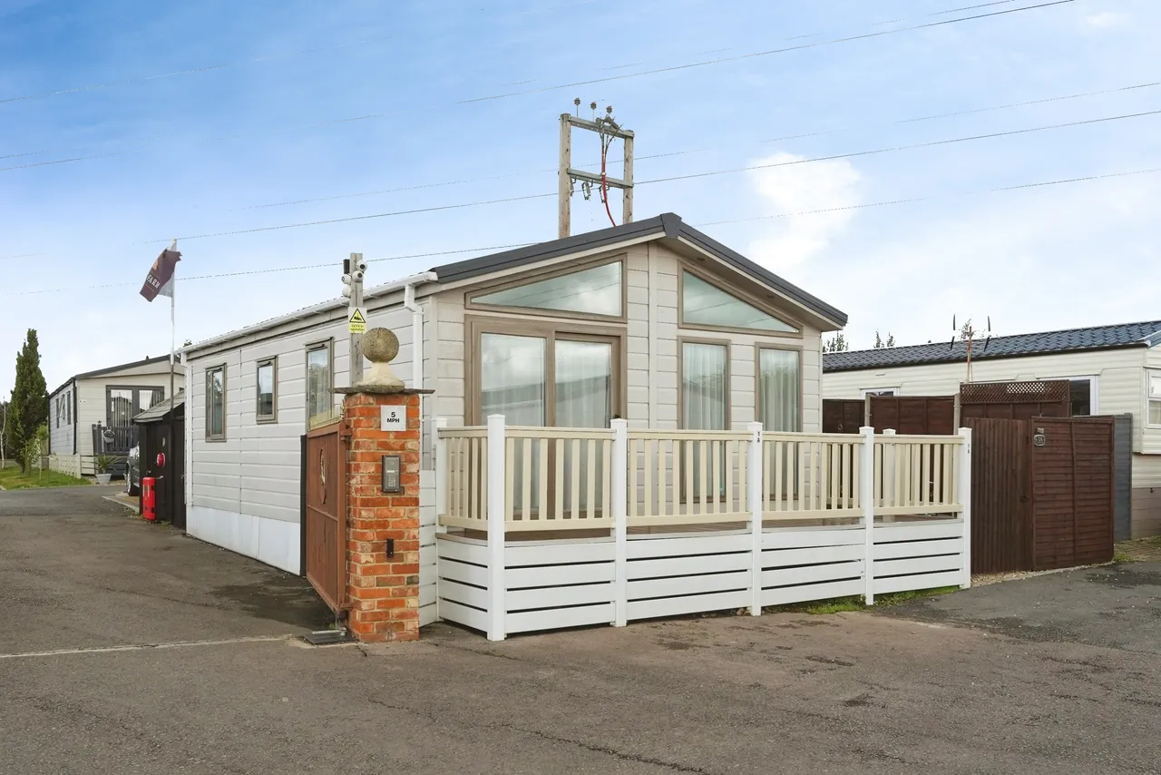 2 bed park home for sale, Farm Tewkesbury Road, Gloucester, GL2