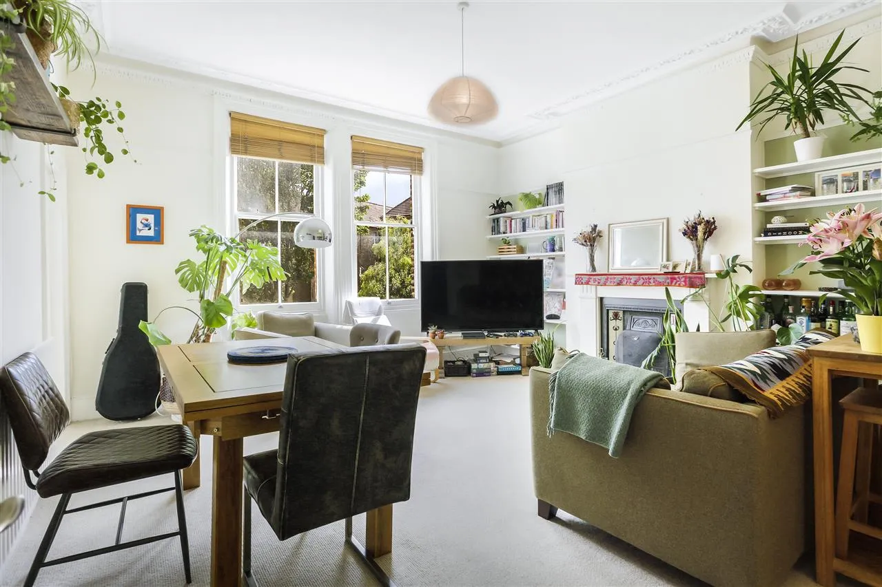 2 bed flat for sale — Dalmeny Road, London