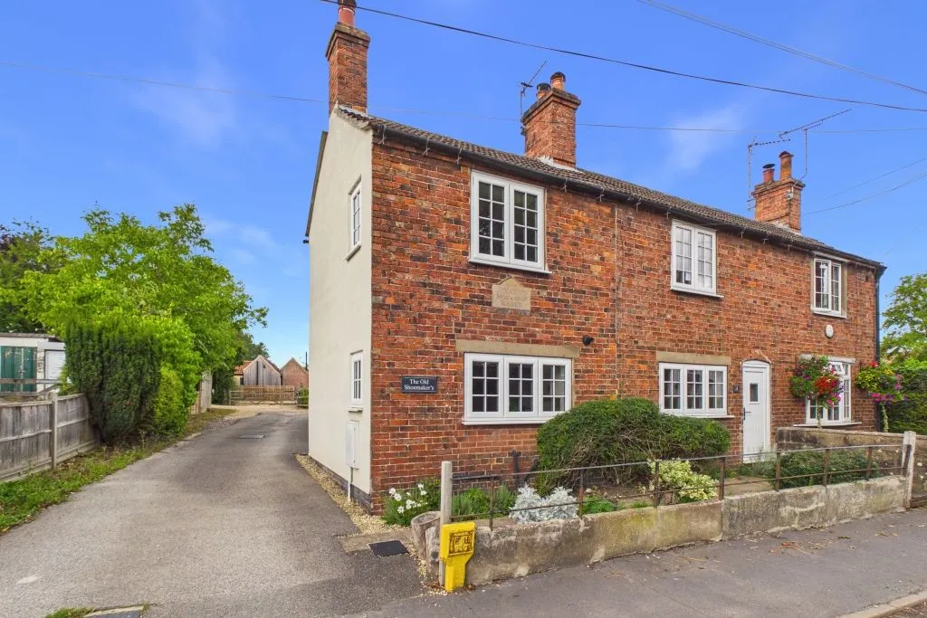 3 bed house for sale — The Old Shoemakers, 11 High Street, Sturton By Stow, Lincoln, LN1 2AE