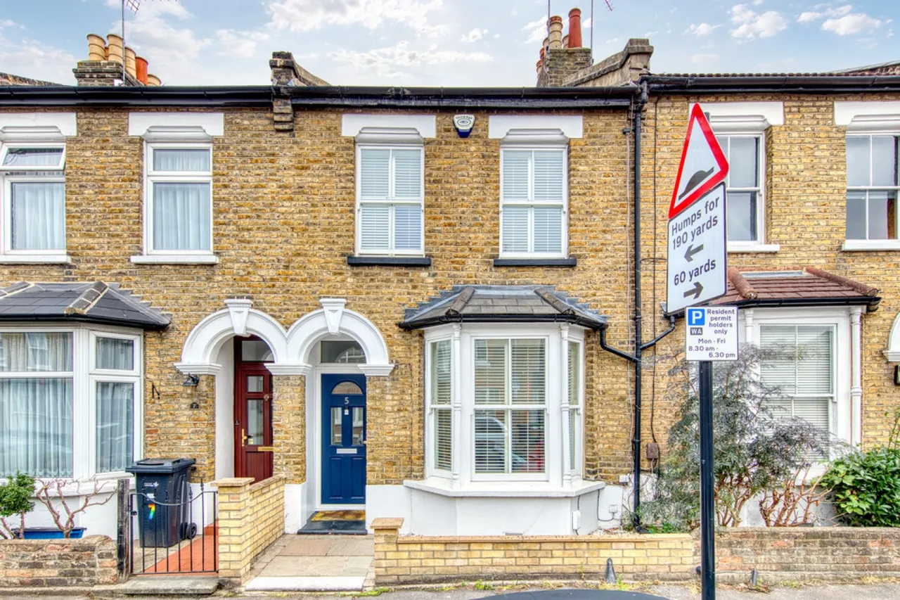 2 bed house for sale — Sydney Road, Wanstead
