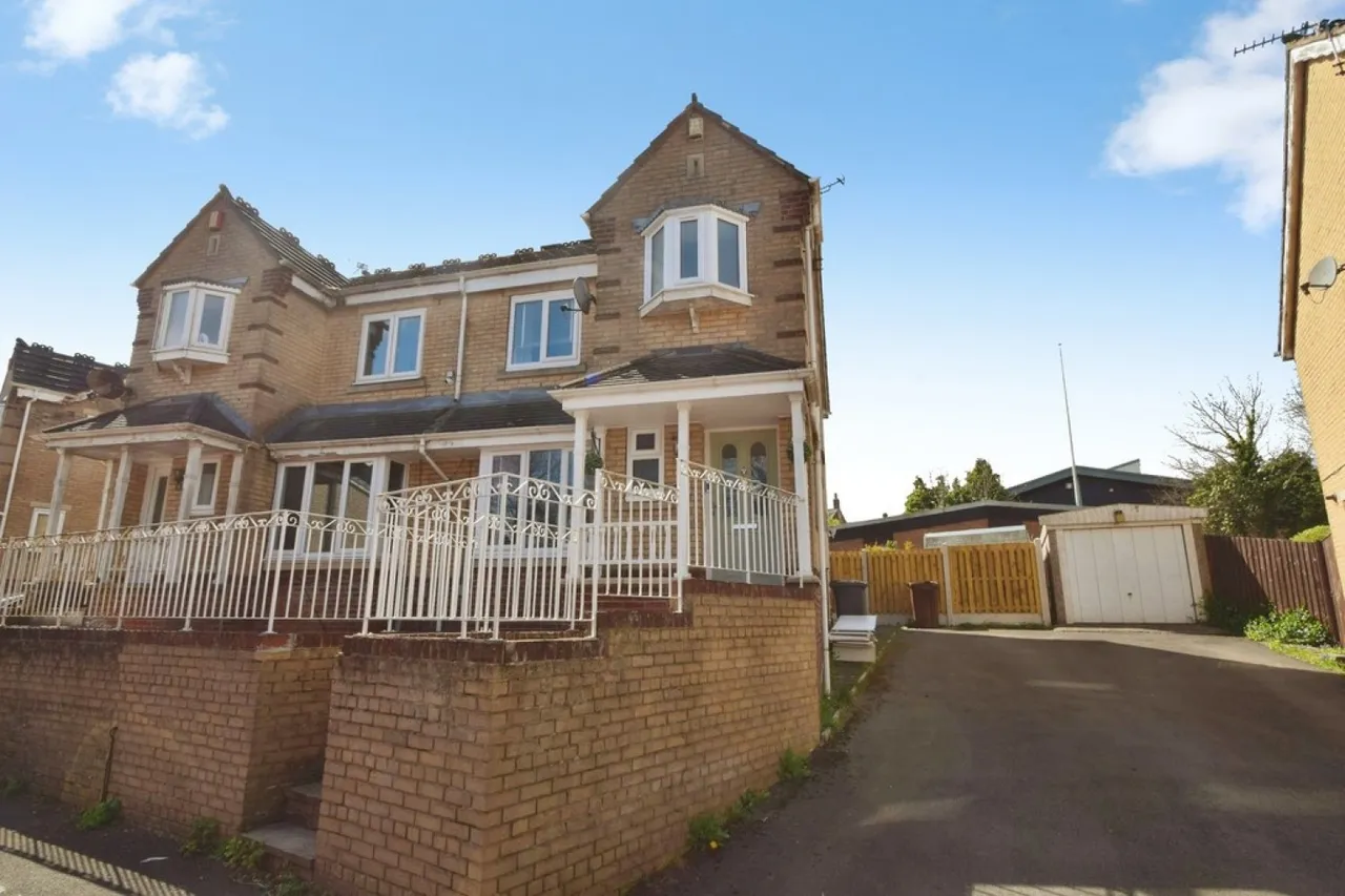 3 bed house for sale — Eccleshill, Bradford, West Yorkshire