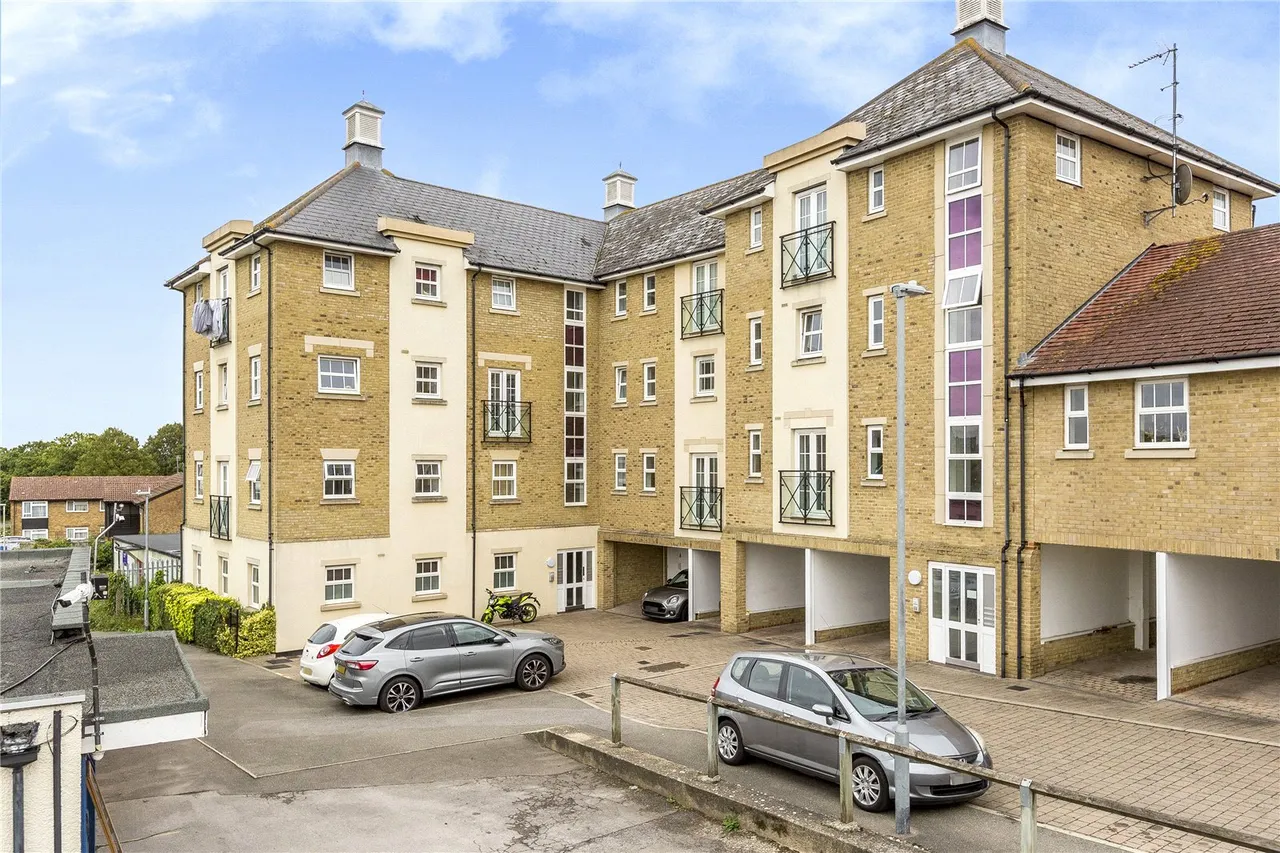 2 bed flat to rent — Chelwater, Great Baddow, Chelmsford, CM2