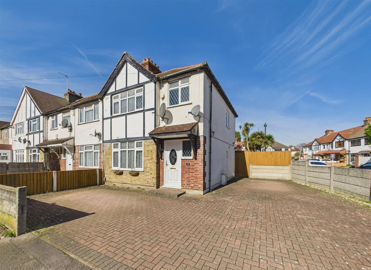 3 bed property for sale — Tudor Road, Hayes, UB3 2QB