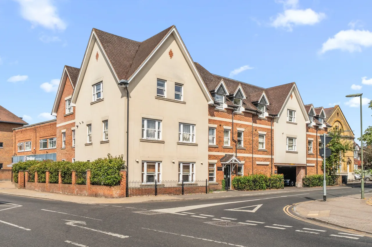2 bed flat for sale, Crouch Oak Lane, Addlestone, KT15