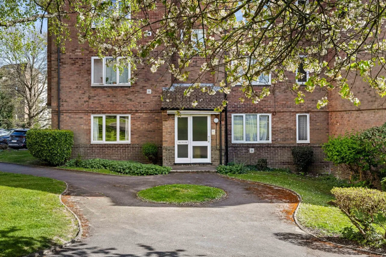 1 bed flat for sale — St. Leonards Park, East Grinstead, East Grinstead, RH19 1EE