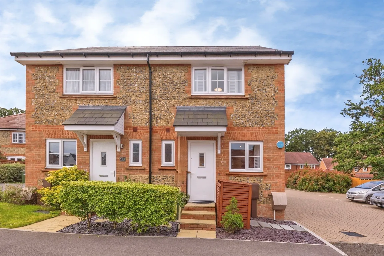 2 bed house for sale — Clements Grove, Waterlooville